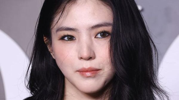 7 Foto Han So Hee Tampil Beda di Paris, Tekstur Asli Wajahnya Terekspos