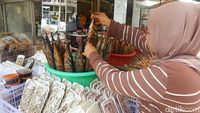 Pejual Ikan Asap Tuban Laris saat Liburan Panjang Imlek