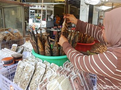 Pejual Ikan Asap Tuban Laris saat Liburan Panjang Imlek