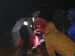 Alami Hipotermia, Pendaki Gunung Sibayak Karo Dievakuasi dari Puncak Alami Hipotermia, Pendaki Gunung Sibayak Karo Dievakuasi dari Puncak