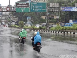 Video: Polisi Berlakukan One Way dari Puncak Menuju Jakarta Siang Ini