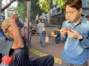 Potret dr. Richard Lee Makan Pecel Lele hingga Jajan Rambutan Potret dr. Richard Lee Makan Pecel Lele hingga Jajan Rambutan