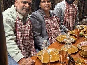 Ada Hal Menyentuh di Balik Foto Orang Tua dan Anak di Restoran Mewah Ini Ada Hal Menyentuh di Balik Foto Orang Tua dan Anak di Restoran Mewah Ini