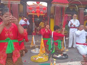 Ritual Tolak Bala di Vihara Dharmayana Kuta, Mohon Kebahagiaan Saat Imlek Ritual Tolak Bala di Vihara Dharmayana Kuta, Mohon Kebahagiaan Saat Imlek