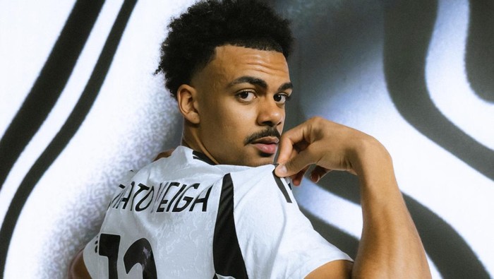 TURIN, ITALY - JANUARY 27: Juventus New Signing Renato Veiga Portrait Session at Juventus creator lab on January 27, 2025 in Turin, Italy.  (Photo by Daniele Badolato - Juventus FC/Juventus FC via Getty Images)