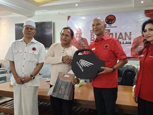 Said Abdullah Beri Bantuan Guru di Sumenep yang Motornya Dibakar Said Abdullah Beri Bantuan Guru di Sumenep yang Motornya Dibakar
