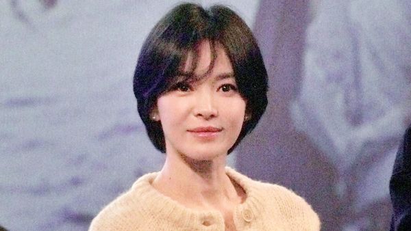 7 Pesona Song Hye Kyo Terlihat Unreal Saat Promosi Film Dark Nuns