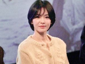 7 Pesona Song Hye Kyo Terlihat Unreal Saat Promosi Film Dark Nuns 7 Pesona Song Hye Kyo Terlihat Unreal Saat Promosi Film Dark Nuns