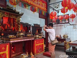 Kelenteng Tertua di Kota Mataram Bersolek Jelang Imlek 2025