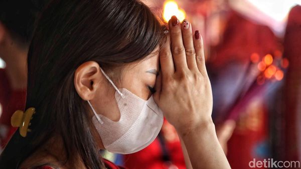 Suasana Sembahyang Jelang Imlek di Vihara Bahtera Bakti Ancol