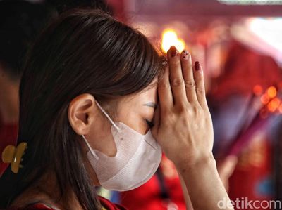 Suasana Sembahyang Jelang Imlek di Vihara Bahtera Bakti Ancol