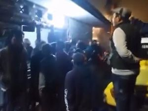 Rame-rame Teriak Mau Masuk Bromo Rame-rame Teriak Mau Masuk Bromo