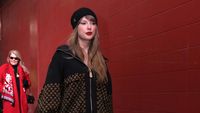 Gaya Taylor Swift Pakai Jaket Louis Vuitton Seharga Rp 81 Juta