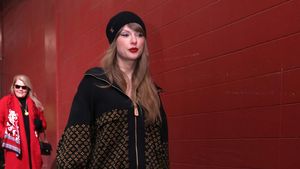 Gaya Taylor Swift Pakai Jaket Louis Vuitton Seharga Rp 81 Juta