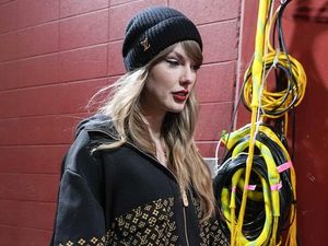 Selena Gomez Dikabarkan Menikah Hari Ini, Taylor Swift Tiba Diam-diam Selena Gomez Dikabarkan Menikah Hari Ini, Taylor Swift Tiba Diam-diam