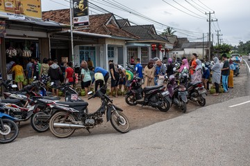 Warga Bangka Belitung Antre Panjang Beli Gas Elpiji 3 Kg