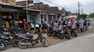 Warga Bangka Belitung Antre Panjang Beli Gas Elpiji 3 Kg