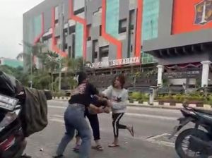 Ortu Remaja yang Jambak-jambakan di Surabaya Dipanggil Satpol PP Ortu Remaja yang Jambak-jambakan di Surabaya Dipanggil Satpol PP