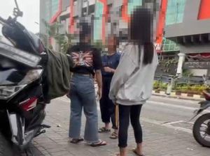 Geger Aksi Remaja Surabaya Jambak-jambakan Berujung Diamankan Satpol PP Geger Aksi Remaja Surabaya Jambak-jambakan Berujung Diamankan Satpol PP