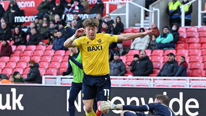 Oxford Uniteds Ole Romeny (center) and Stoke Citys Viktor Johansson (right) battle for the ball during the Sky Bet Championship match at the bet365 Stadium, Stoke. Picture date: Saturday January 25, 2025. (Photo by Cody Froggatt/PA Images via Getty Images)