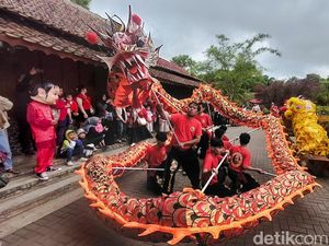 Serunya Atraksi Barongsai-Naga Liong di Floating Market Lembang