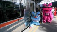 Barongsai Hibur Penumpang Kereta di Stasiun Surabaya Gubeng