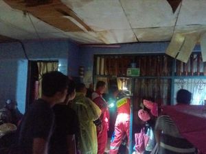 Bangunan 2 Lantai di Duren Sawit Ambruk Saat Jakarta Diguyur Hujan Deras