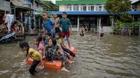 Banjir Cakung Jadi Arena Bermain Anak-anak
