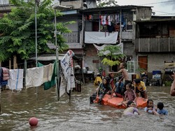 Bahaya Mengintai Anak yang Berenang di Air Banjir
