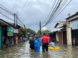 Video: Banjir Permukiman Warga Cengkareng, Ketinggian Air Capai 1,5 Meter