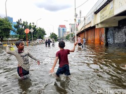 Data dan Fakta Banjir Masih Rendam Jakarta