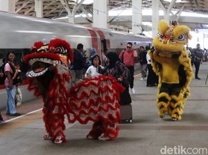 Barongsai Hibur Penumpang Kereta Cepat