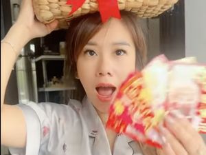 Cherly Juno Terpeleset Bawa Jeruk dan Angpau, Nyebur ke Banjir Cherly Juno Terpeleset Bawa Jeruk dan Angpau, Nyebur ke Banjir