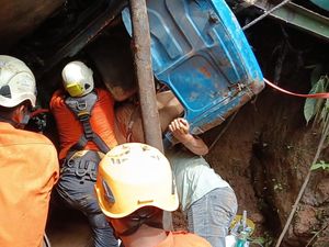 Truk Masuk Jurang di Pasaman, Sopir Terjepit Truk Masuk Jurang di Pasaman, Sopir Terjepit