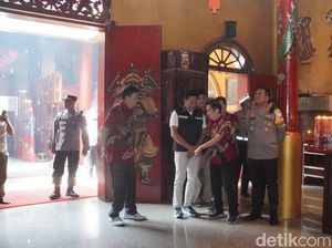 Plt Bupati Sidoarjo Tinjau Perayaan Imlek di Klenteng Tjong Hok Kiong Plt Bupati Sidoarjo Tinjau Perayaan Imlek di Klenteng Tjong Hok Kiong