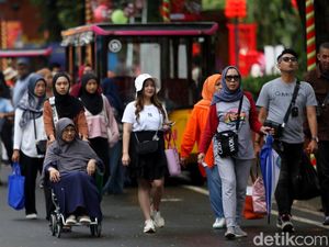Imlek, TMII Ramai Pengunjung Imlek, TMII Ramai Pengunjung