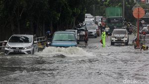 Jalan Latumenten Grogol Banjir, Arus Lalu-lintas Tersendat