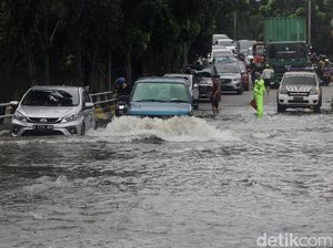 Jalan Latumenten Grogol Banjir, Arus Lalu-lintas Tersendat Jalan Latumenten Grogol Banjir, Arus Lalu-lintas Tersendat