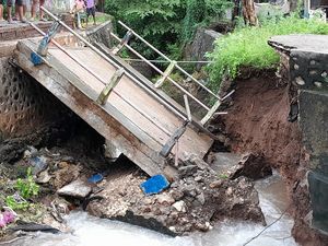 Jembatan Penghubung Pasar Kasih Naikoten 1 Ambruk Jembatan Penghubung Pasar Kasih Naikoten 1 Ambruk