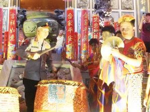 Tinjau Perayaan Imlek di Dua Kelenteng, Ini Pesan Kapolda Babel Tinjau Perayaan Imlek di Dua Kelenteng, Ini Pesan Kapolda Babel