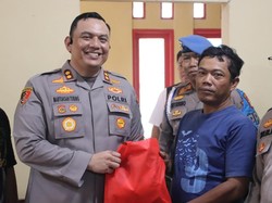 Aksi Humanis Polres Pelabuhan Priok Beri Sembako ke 50 KK Korban Rob Muara Angke