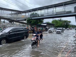 Banyak Sepeda Motor Mogok gara-gara Terobos Banjir Jl Daan Mogot Banyak Sepeda Motor Mogok gara-gara Terobos Banjir Jl Daan Mogot