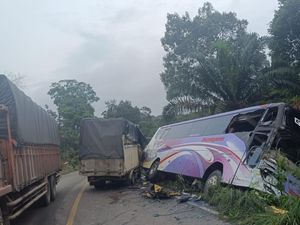 Truk Vs Bus Adu Banteng di Jalintim Muba, 1 Pengemudi Luka-luka