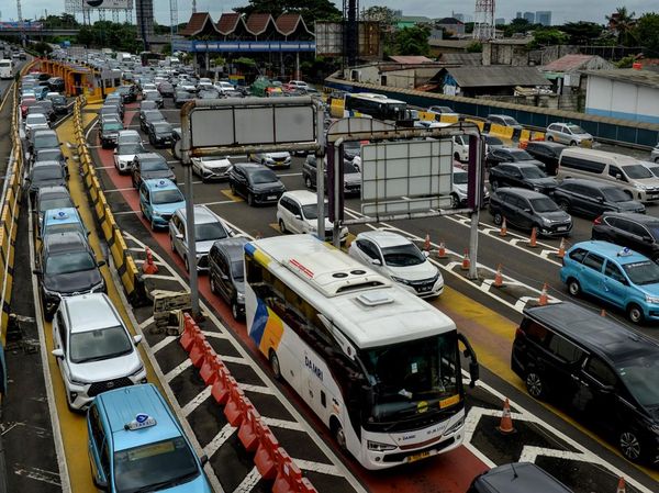 Tol Sedyatmo Tergenang, Gerbang Tol Cengkareng Macet