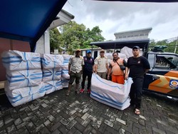 Kemensos Dirikan Dapur Umum & Salurkan Bantuan untuk Korban Banjir Jakarta