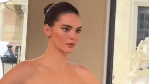 7 Foto Kendall Jenner Jadi Model di Paris Haute Couture, Hailey Bieber Nangis