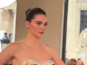 7 Foto Kendall Jenner Jadi Model di Paris Haute Couture, Hailey Bieber Nangis 7 Foto Kendall Jenner Jadi Model di Paris Haute Couture, Hailey Bieber Nangis