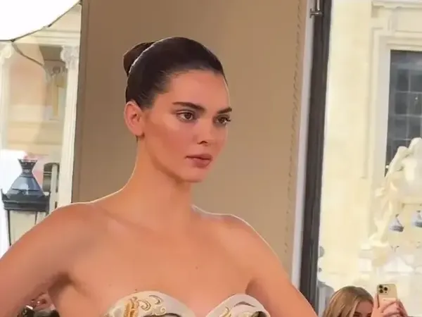 7 Foto Kendall Jenner Jadi Model di Paris Haute Couture, Hailey Bieber Nangis