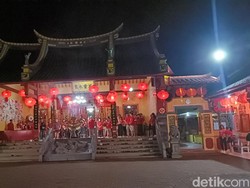 Sembahyang Imlek di Klenteng Tri Dharma Kota Probolinggo Berjalan Sederhana