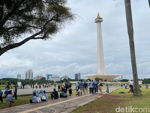 Situasi Monas Siang Ini: Kering Nihil Banjir, Ramai Wisatawan Libur Imlek Situasi Monas Siang Ini: Kering Nihil Banjir, Ramai Wisatawan Libur Imlek